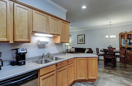Surfside Beach Condominio | Serene ground-floor condo in great location with pool access - dog-friendly