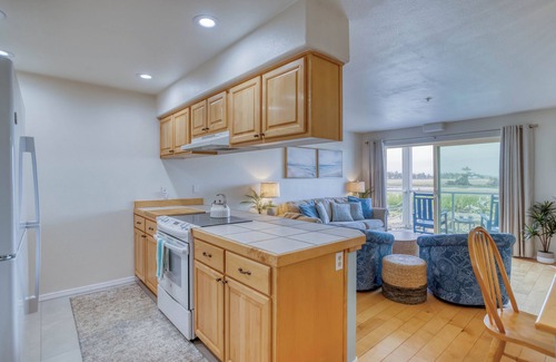 Lincoln City Condominio | Serene Ground-Level Siletz Bay View Condo, Beach Path, Many Restaurants!