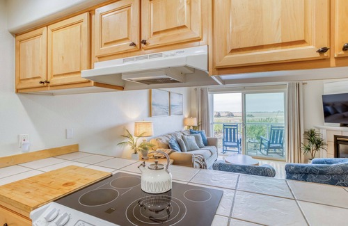Lincoln City Condominio | Serene Ground-Level Siletz Bay View Condo, Beach Path, Many Restaurants!