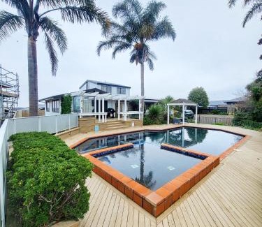 Hamilton Chalet De Esquí | Serene Hamilton Home I Pool I Yard I Home Theatre
