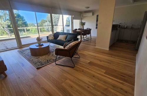 Narrabundah Apartamento | Serene hideaway retreat with breathtaking panoramic views.