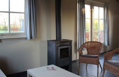 Lage Zwaluwe Casa | Serene Holiday Home in Lage Zwaluwe with Terrace