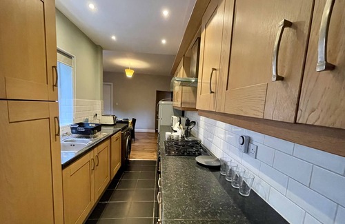 Bedworth Casa | Serene Home: 4BR Getaway in Bedworth