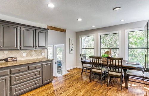 Highland Village Casa | Serene Home - Feels like a nice big tree house.