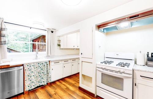 Humboldt Hill Cabina | Serene home with a game room, firepit, & grill