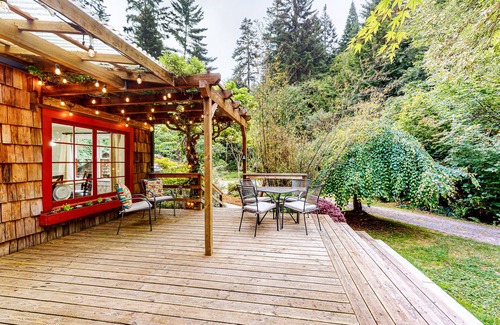 Humboldt Hill Cabina | Serene home with a game room, firepit, & grill