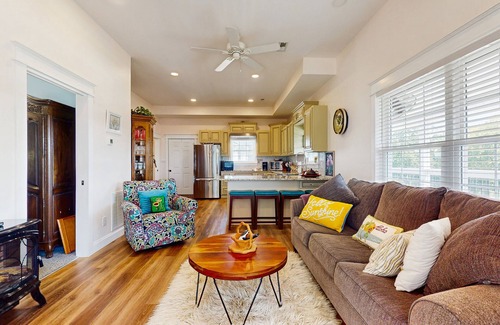 Seymour Casa | Serene home with amazing views, wifi, and front porch w/swing