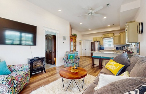 Seymour Casa | Serene home with amazing views, wifi, and front porch w/swing