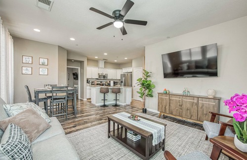 Raisin Casa | Serene Home with Game Room and Workspace