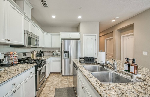 Raisin Casa | Serene Home with Game Room and Workspace