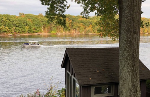 New Fairfield Casa | Sereno refugio en la isla con un muelle privado en el lago Candlewood