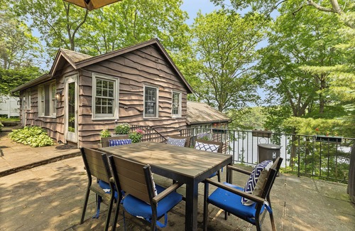 New Fairfield Casa | Sereno refugio en la isla con un muelle privado en el lago Candlewood