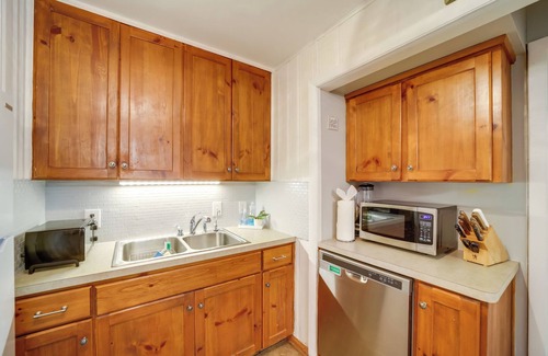 Lake Junaluska Apartamento | Serene Lake Junaluska Gem: Deck & Mountain Views