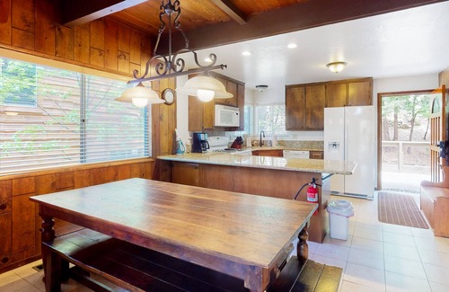 Blue Jay Casa | Serene lakefront getaway with game room, fireplace, & washer/dryer