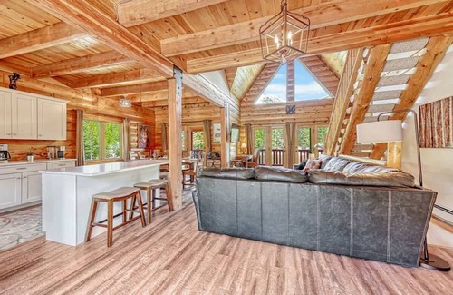 Saint Mary's Cabina | Serene lakefront cabin on St Mary's Glacier.