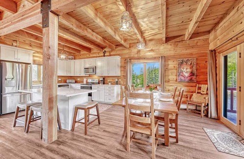 Saint Mary's Cabina | Serene lakefront cabin on St Mary's Glacier.