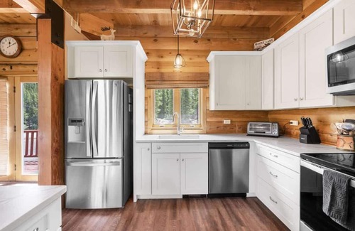 Saint Mary's Cabina | Serene lakefront cabin on St Mary's Glacier.
