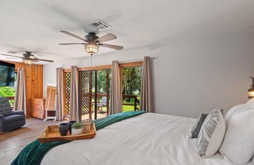 Winter Haven Casa | Serene Lakeside Retreat- 3 Bdr Romantic Getaway