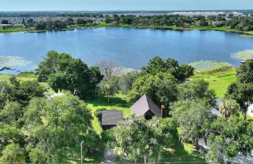 Winter Haven Casa | Serene Lakeside Retreat- 3 Bdr Romantic Getaway