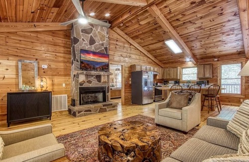 Townsend Cabina | Serene & Lux 4BR w Game Room!…HOT TUB…POOL TABLE