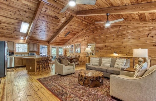 Townsend Cabina | Serene & Lux 4BR w Game Room!…HOT TUB…POOL TABLE
