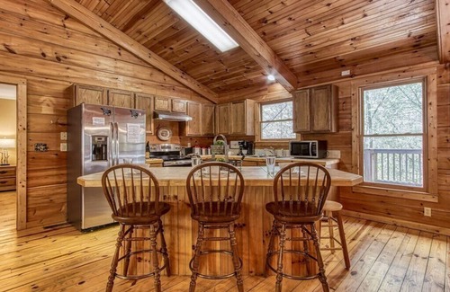 Townsend Cabina | Serene & Lux 4BR w Game Room!…HOT TUB…POOL TABLE