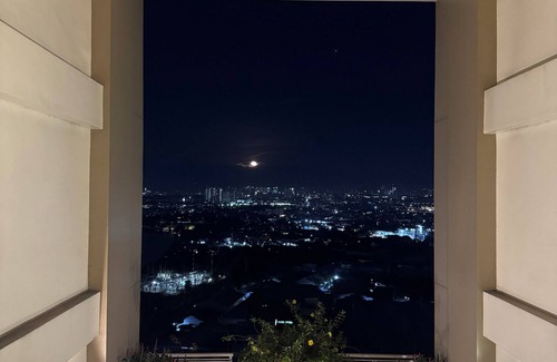 Ermita Condominio | Serene & Luxurious 1BR Torre De Manila – Stunning Luneta Park & Intramuros Views