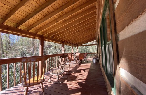 Deep Gap Cabina | Serene mountain cabin on 10 acres with hot tub, creek and waterfall near Boone!