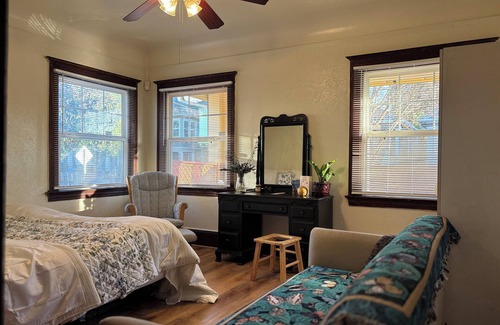 Oakland Cama Y Desayuno | Serene Postpartum Retreat: Nurturing Space for New Mothers hosted by QCCS