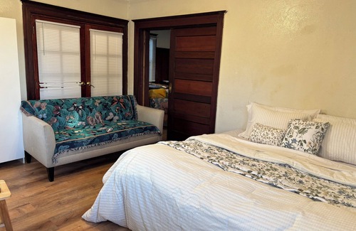 Oakland Cama Y Desayuno | Serene Postpartum Retreat: Nurturing Space for New Mothers hosted by QCCS