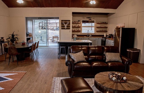 San Luis Obispo Casa | Serene Ranch Retreat amongst the oaks set on an 165 acres property.
