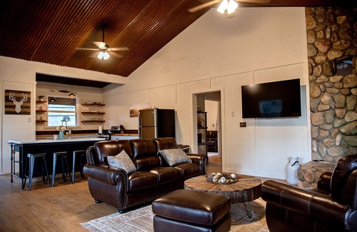 San Luis Obispo Casa | Serene Ranch Retreat amongst the oaks set on an 165 acres property.