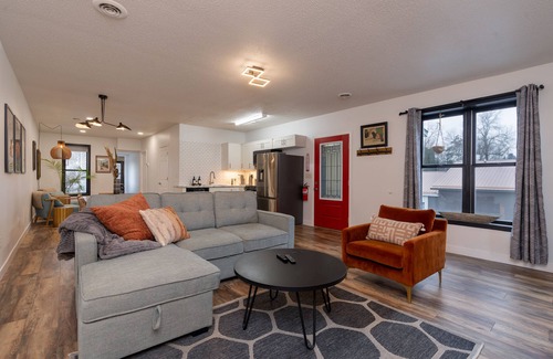 Somerset Apartamento | Serene Retreat: Charming Second Story 2-Bedroom 1 Bath Apartment