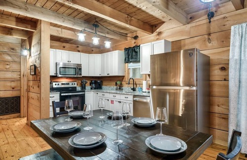 Townsend Cabina | Fall Foliage! Private Fire Pit! Hot Tub! Arcade!