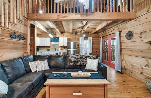 Townsend Cabina | Fall Foliage! Private Fire Pit! Hot Tub! Arcade!
