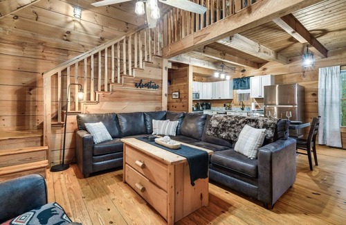 Townsend Cabina | Fall Foliage! Private Fire Pit! Hot Tub! Arcade!