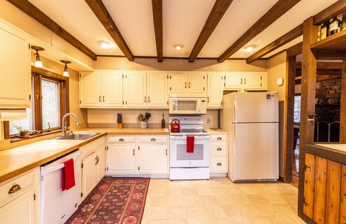 Cresco Casa | ¡Nuevo! 4BR Serene Mountain Cabin w / Creek Views!