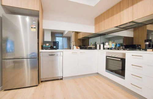 Adelaide Central Business District Apartamento | Serene Stay - 1BR Apt with Pool, Gym, Steam & Sauna
