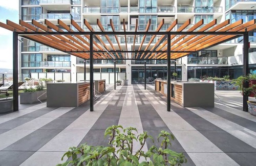 Adelaide Central Business District Apartamento | Serene Stay - 1BR Apt with Pool, Gym, Steam & Sauna