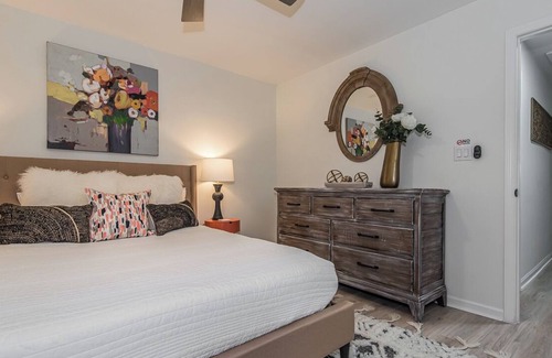 Crabtree Apartamento | Serene & Stylish 2-Bedroom House Within Walking Distance of Crabtree Valley Mall