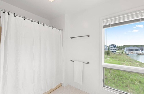 West Ocean City Casa | Serene Sunrise & Shimmering Skyline. 5 Star Hosts