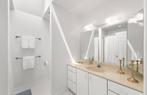 West Ocean City Casa | Serene Sunrise & Shimmering Skyline. 5 Star Hosts