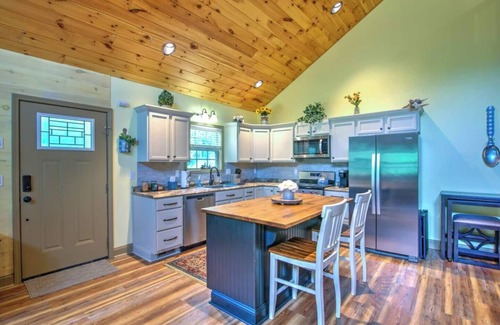 Hampton Cabina | Serene TN mountain getaway nestled on 17 private acres of majestic Appalachian Mountains.