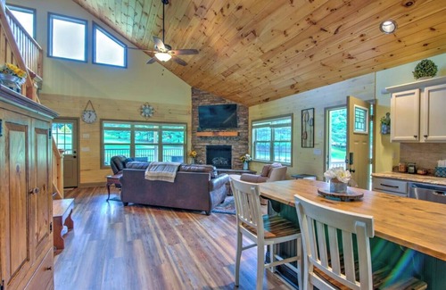 Hampton Cabina | Serene TN mountain getaway nestled on 17 private acres of majestic Appalachian Mountains.