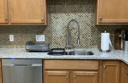 Newark Casa | Serene Townhome minutes away from Christiana Mall, DE Race Park and Univ. of DE