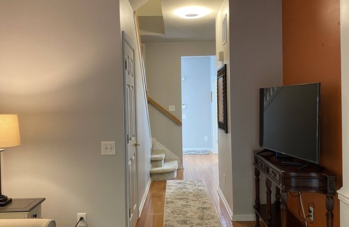 Newark Casa | Serene Townhome minutes away from Christiana Mall, DE Race Park and Univ. of DE