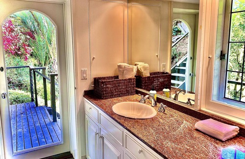 Corona del Mar Apartamento | Serene, tropical oasis-walk to beautiful beaches