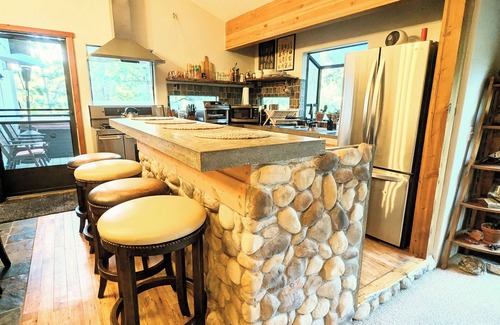 Twin Peaks Cabina | Modern, Rustic, Spanish Escape - Casa Ortega