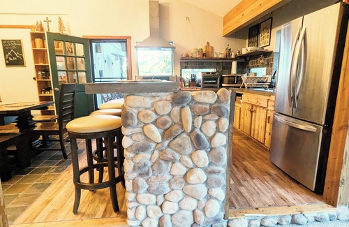Twin Peaks Cabina | Modern, Rustic, Spanish Escape - Casa Ortega