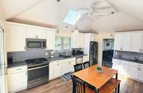 Greenwich Apartamento | Serene upstairs apt. Walk to town, train, & beach ferry!